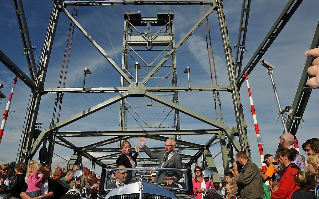 Na een vijf maanden durende renovatie is de hefbrug in Waddinxveen zaterdag weer geopend. Foto provincie Zuid-Holland