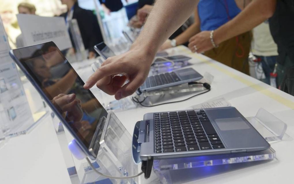 De Samsung ATIV met volledig los te koppelen scherm is te zien tijdens electronicabeurs IFA. Foto EPA