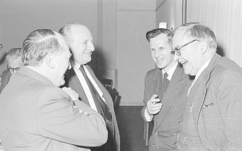 Theologen in gesprek bij een ontmoeting van het Evangelische Gesellschaft in Wuppertal, 1956. Foto Karl Barth-Archiv Basel