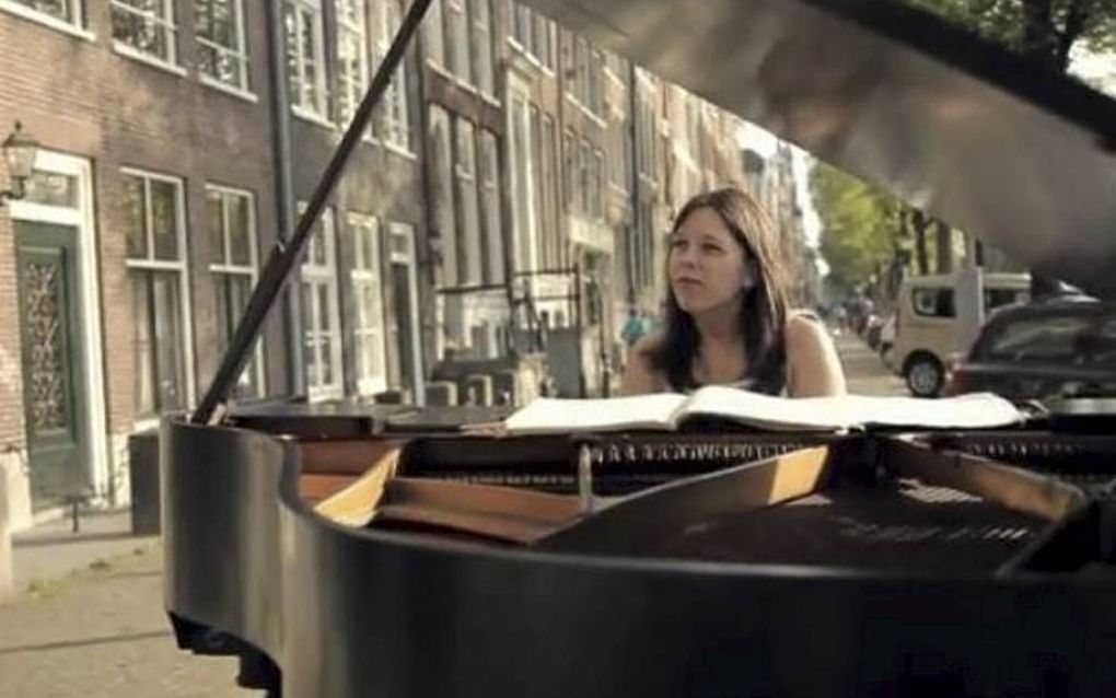 Daria van den Bercken gaat met een vleugel de straat op om Händel te promoten. Foto RD