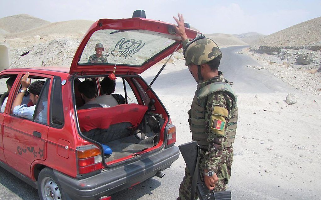 Controle van een auto bij een checkpoint in Jalalabad.   Foto EPA