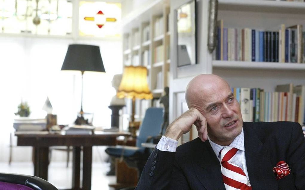 „Als je zoekt naar voorbeelden van bekende, Nederlandse leiders, dan kun je denken aan staatsmannen als Ruud Lubbers en Wim Kok. Pim Fortuyn (foto) is wellicht ook een sterk voorbeeld. Zijn optreden was zo krachtig en authentiek dat hij vertrouwen inboeze