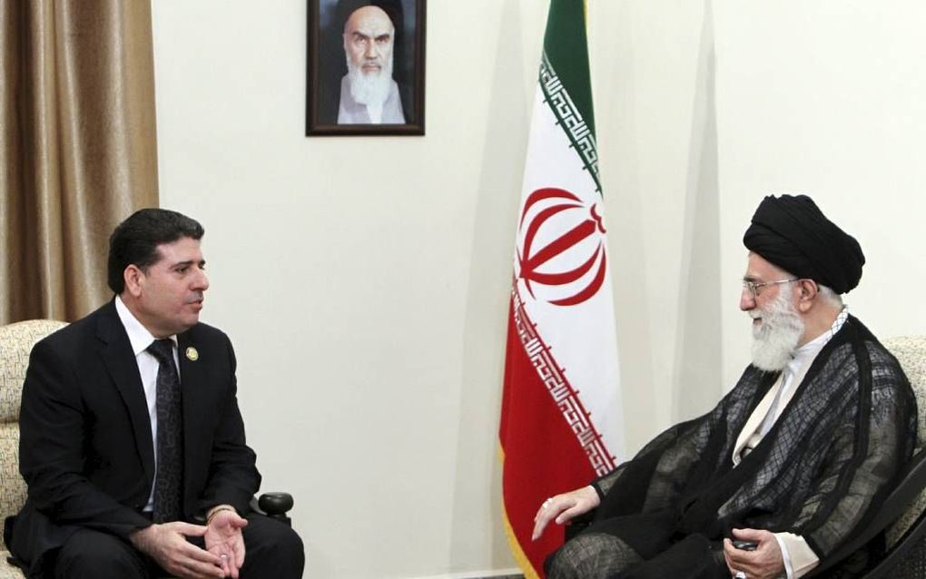 De Syrische premier Halaqi (l.) voerde vorige week overleg met de Iraanse geestelijk leider Khamenei. Iran is een trouwe bondgenoot van Syrië. Foto EPA