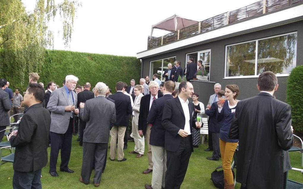 Deelnemers van de doctoraatsweek van de ETF in gesprek, voorafgaand aan het diner. Foto RD