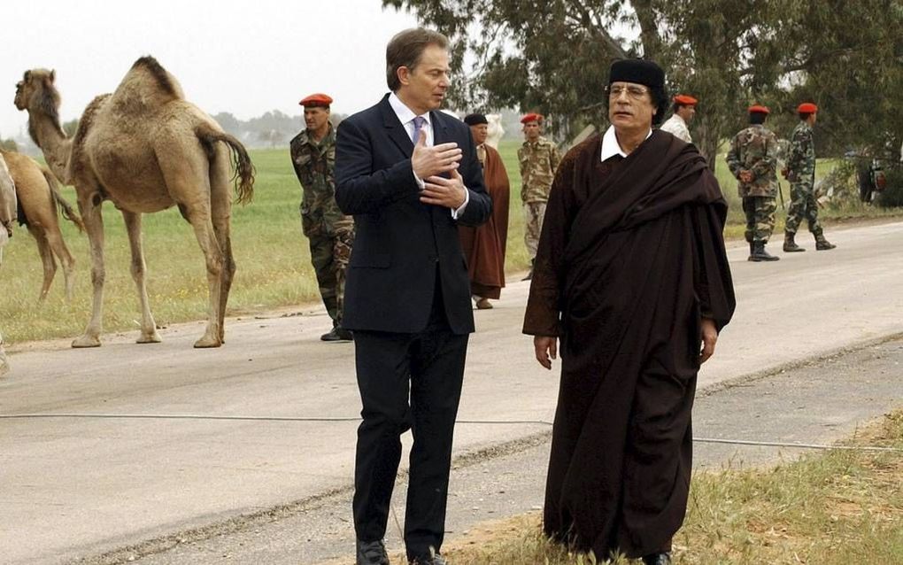 TRIPOLI – Amerikaanse en Britse geheime diensten hielpen de Libische leider Gaddafi na september 2001 in het zoeken van zijn tegenstanders. Foto: de Britse premier Blair (l.) tijdens een bezoek aan Gaddafi (r.) in maart 2004. Foto EPA