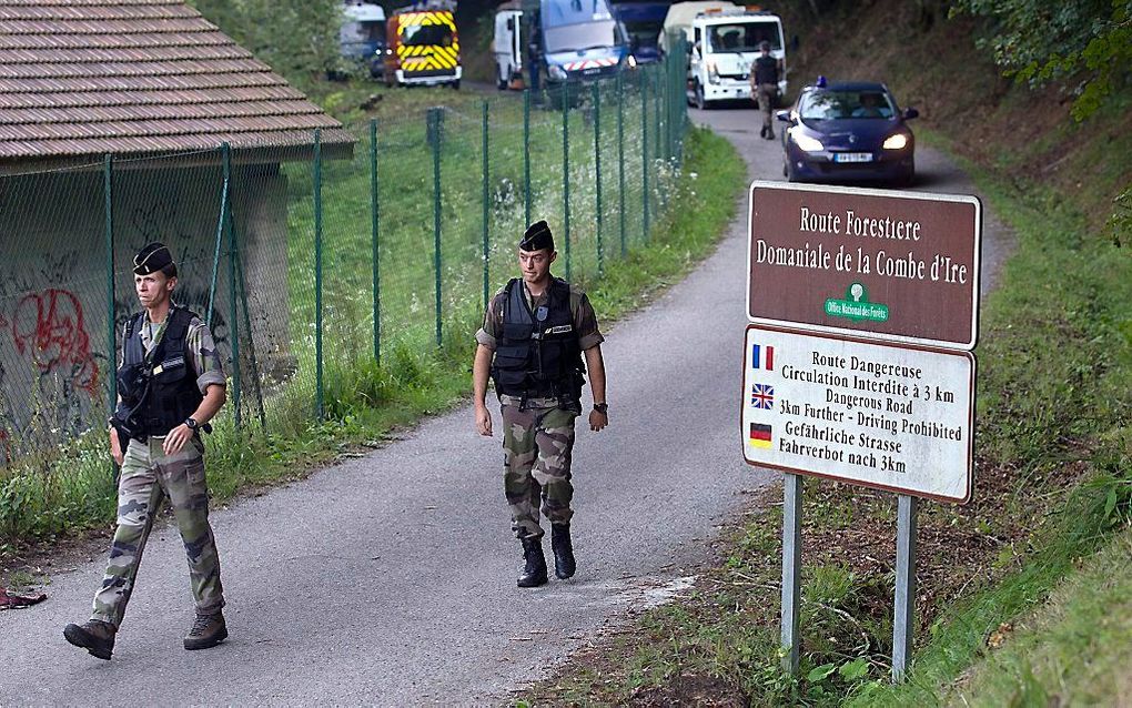 Op een afgelegen bergweg in de buurt van het Franse dorp Chevaline is een Brits gezin op brute wijze om het leven gebracht. Foto EPA