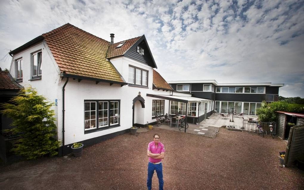 Eigenaar Kees Bostelaar voor zijn hotel Irene.    Foto RD, Henk Visscher