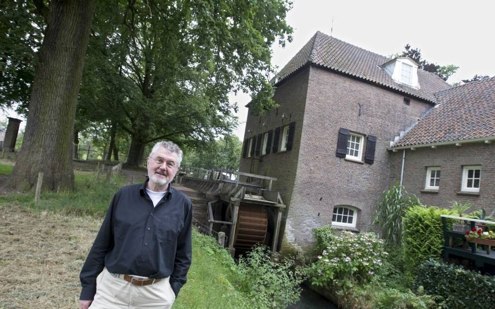 Jan van de Velde voor de Cannenburgher watermolen. „Het is onbegrijpelijk dat er in Vaassen geen comité is om de Open Monumentendag te organiseren. Er is hier genoeg te zien.” Foto RD, Anton Dommerholt