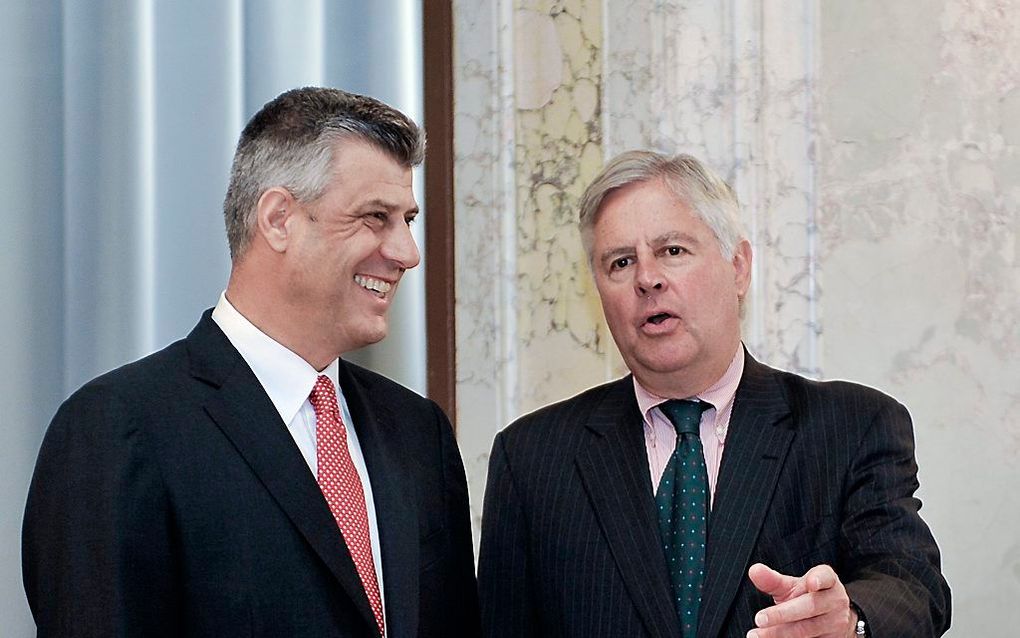 Hashim Thaci van Kosovo (L) en de Nederlandse diplomaat Pieter Feith. Foto EPA