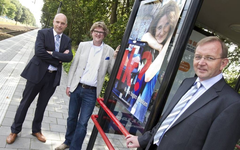 Bond tegen vloeken is een echt Nederlands verschijnsel. V.l.n.r. aankomend eerste voorzitter ds. L. B. C. Boot, directeur Wilfried Verboom en scheidend eerste voorzitter ds. A. Prins. Foto RD, Anton Dommerholt