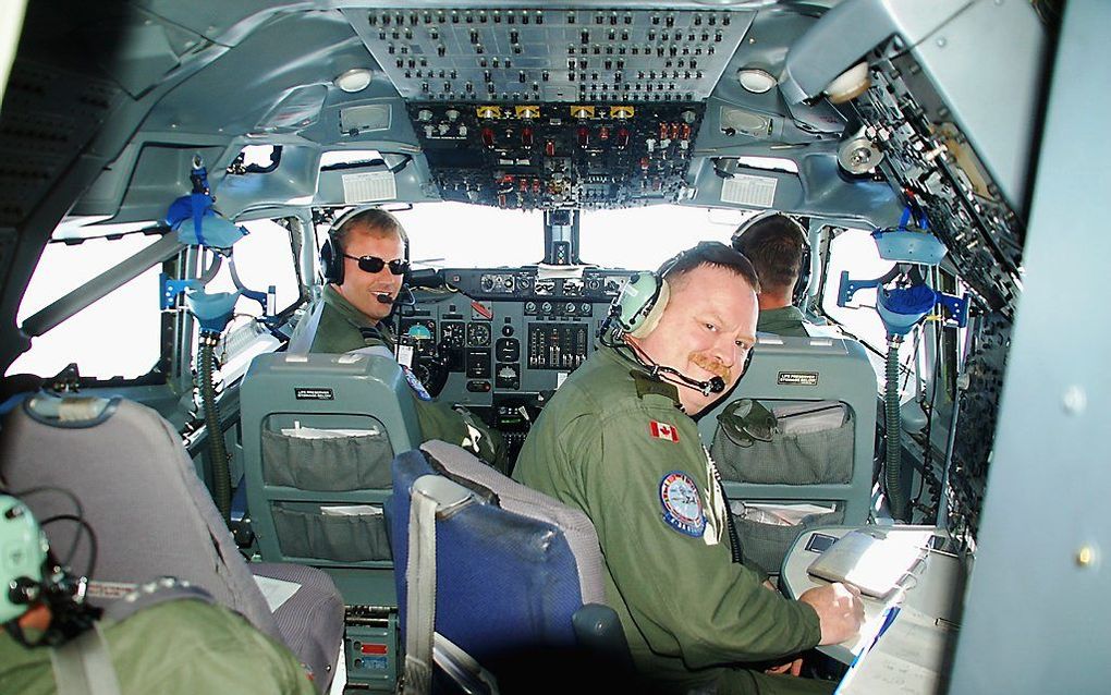 Blik in de krappe cockpit van een Awacs, een vliegend radarstation. Foto RD