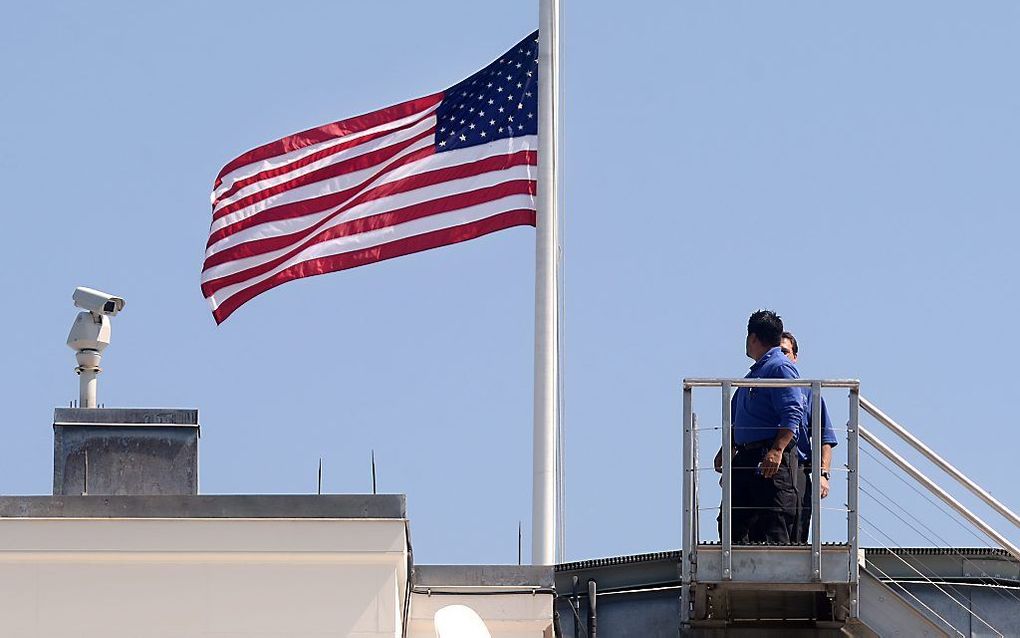 Uit respect voor de omgekomen Amerikaanse ambassadeur in Libië hangen de VS de vlaggen op alle overheidsgebouwen halfstok.  Foto EPA