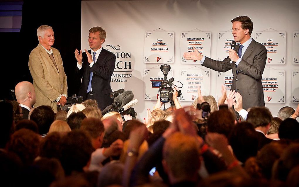 Mark Rutte op het podium. De zittende premier neemt het voortouw in de formatiebesprekingen. Links op het podium VVD-coryfee Frits Bolkestein. Foto RD, Henk Visscher