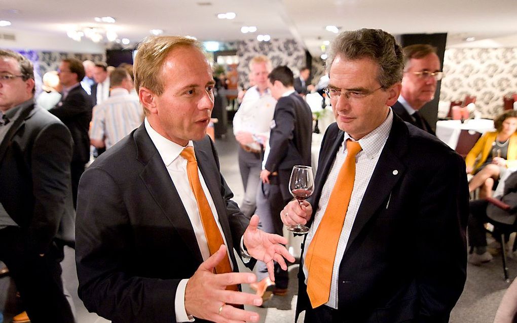 Kersvers SGP-Kamerlid Bisschop (r.) in gesprek met fractievoorzitter Van der Staaij. „Ik heb veel waardering voor de manier waarop de SGP-jongeren campagne hebben gevoerd.” Foto Cees van der Wal