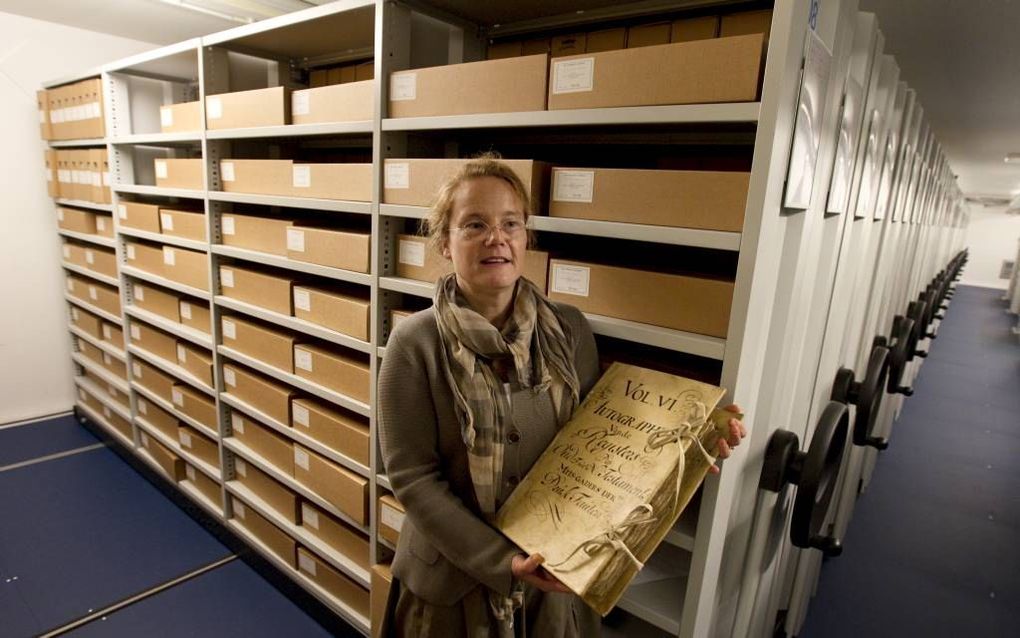 De stukken van de vertalers van de Statenbijbel liggen goed opgeborgen in Het Utrechts Archief. Foto: Archiefmedewerkster Annelot Vijn toont een bundel met correcties. Foto RD, Anton Dommerholt