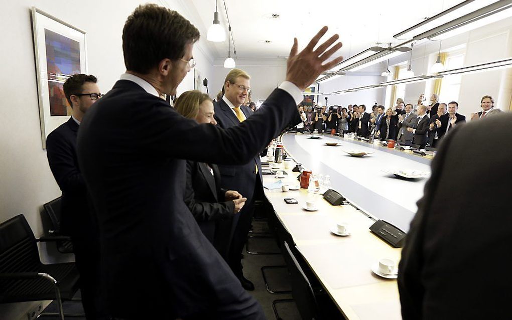 Mark Rutte neemt in de VVD-fractiekamer het applaus in ontvangst op de dag na de verkiezingen. Foto ANP