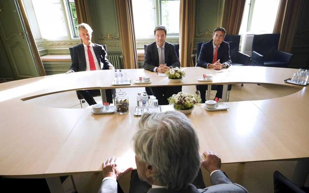 „Een nieuw kabinet moet na de verkiezingen binnen vijf werkdagen gevormd zijn.” Foto: overleg tijdens de kabinetsformatie in 2010, die 127 dagen duurde. Foto ANP