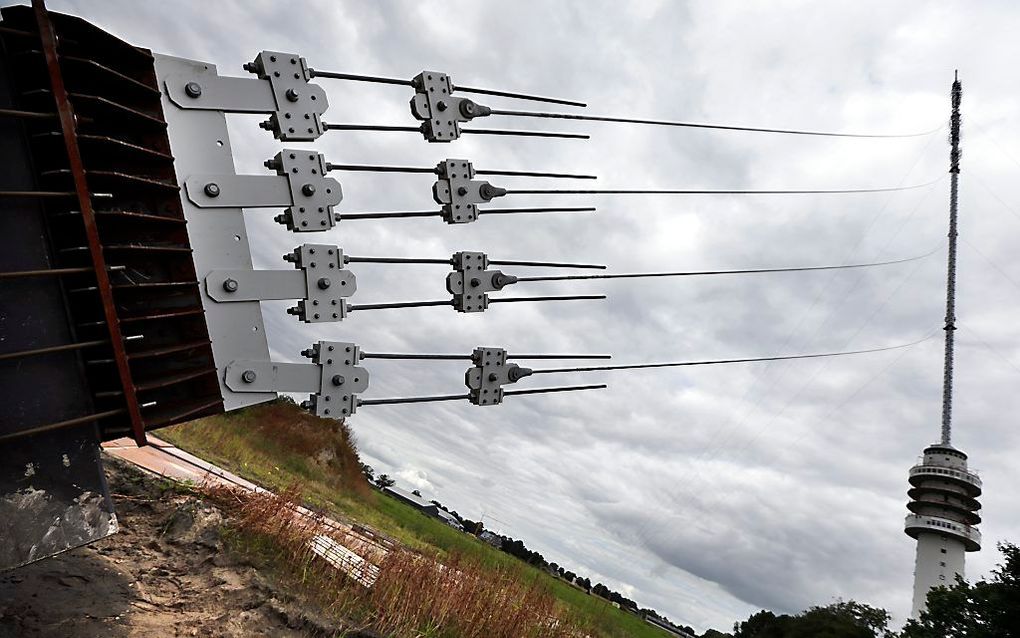 De nieuwe zendmast in het Drentse Hoogersmilde wordt in de nacht van vrijdag op zaterdag in gebruik genomen. Foto ANP