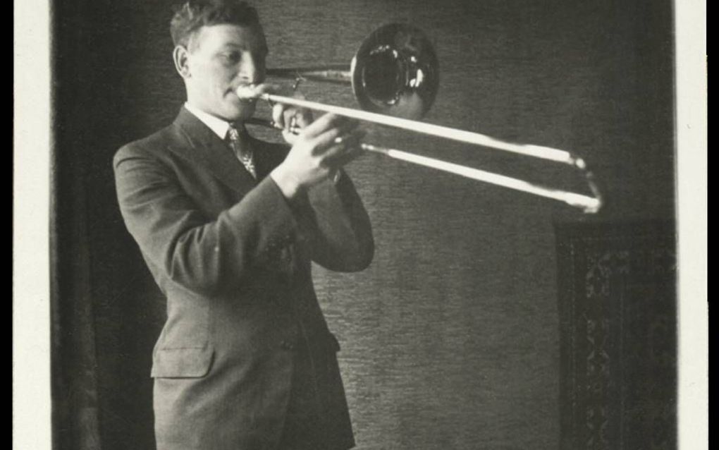 Nathan Vuijsje, de vader van Marja, overleefde Auschwitz omdat hij in het kamporkest trombone mocht spelen. Deze foto dateert uit ongeveer 1930. Foto uit besproken boek.