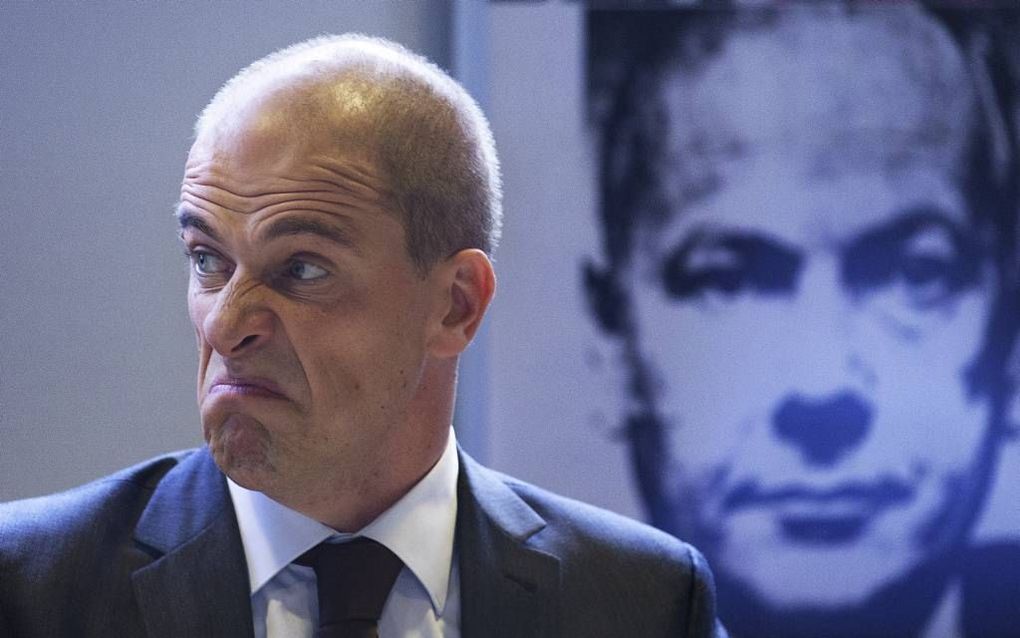 PvdA-leider Samsom, daags na de verkiezingen, bij aanvang van een vergadering van de partijtop. Achter hem een portret van een van zijn beroemdste voorgangers, Den Uyl. Foto ANP