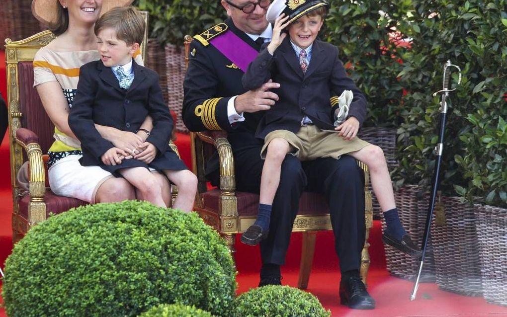 Prins Laurent en prinses Claire met hun tweelingzoons tijdens een militaire parade afgelopen juli. foto ANP