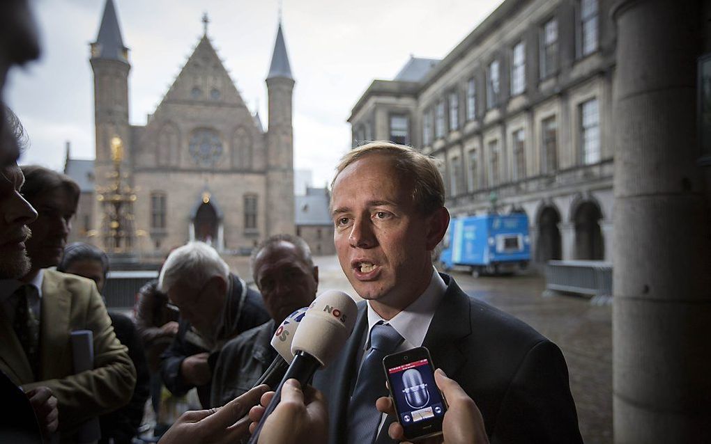 Van der Staaij na zijn gesprek met verkenner Kamp. Foto ANP