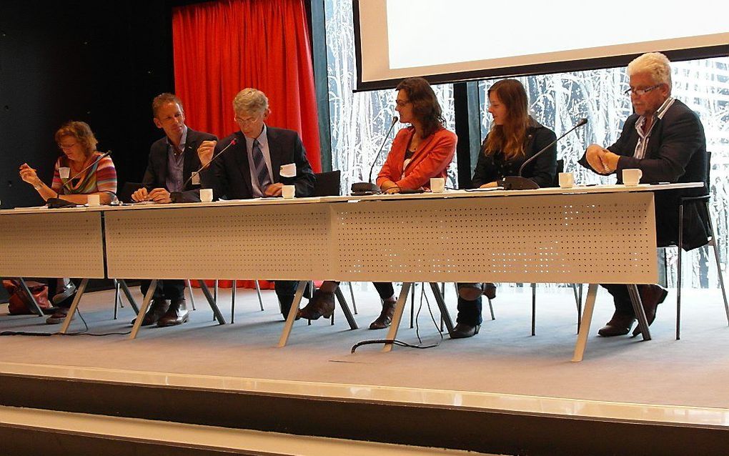 Drs. Annemieke Kuin (4e van l) en Laurien Schrijver, MA (5e van l) tijdens het symposium. Foto RD