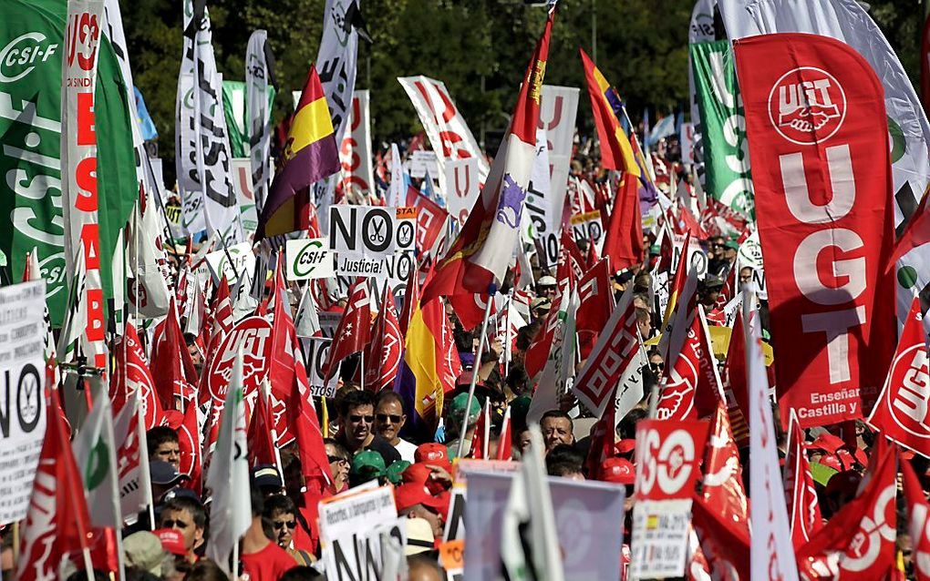 Tienduizenden demonstranten zijn in Madrid bijeen als protest tegen bezuinigingen door de regering.  Foto EPA