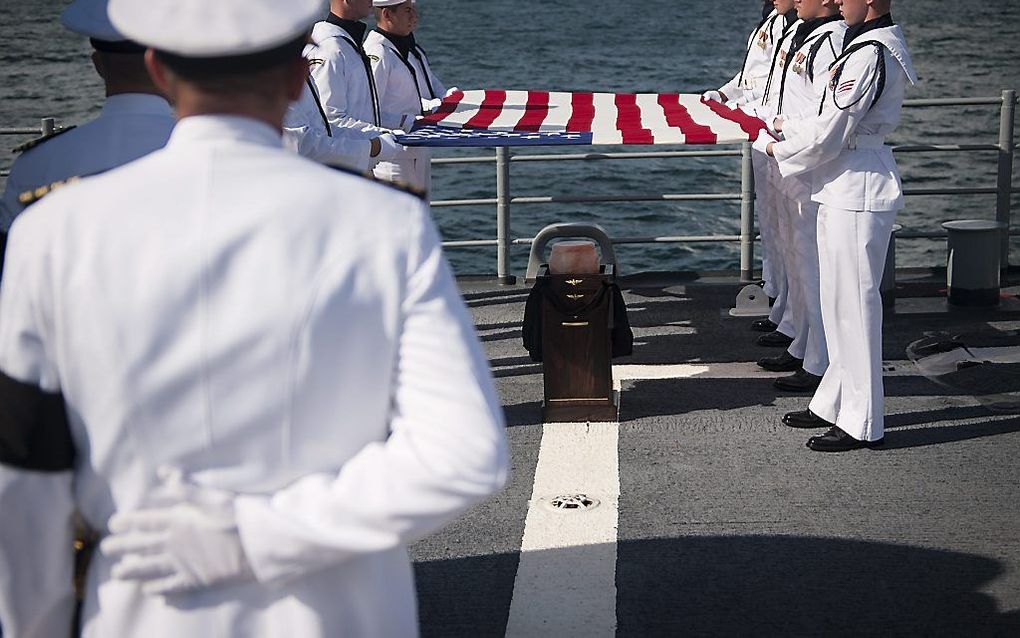 De begrafenisceremonie van Neil Armstrong op de Atlantische oceaan. Foto EPA