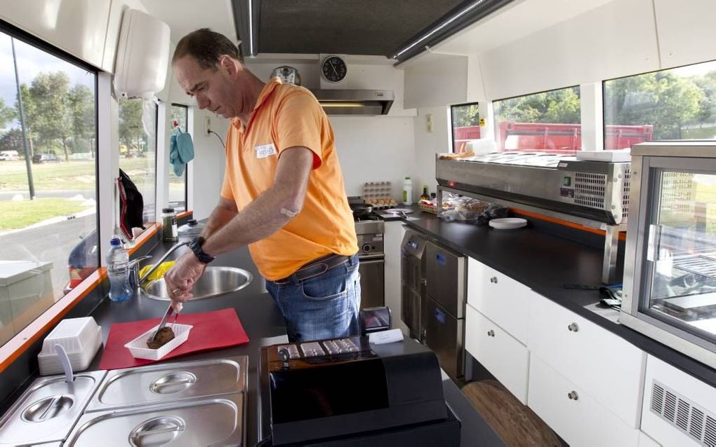 In de MobiBus kunnen forensen en vertegenwoordigers terecht voor onder meer een krantje, een kop koffie en een snack. Foto RD, Anton Dommerholt