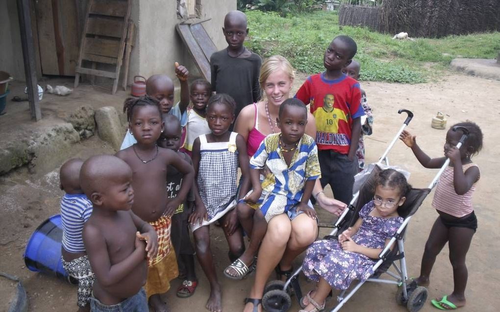 Petra Post in Sierra Leone. In de buggy: Alexia. Foto Petra Post