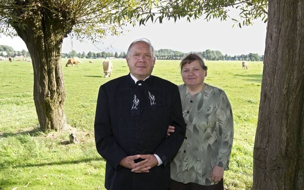 Ds. Lörincz en echtgenote. Hij heeft zijn preekkostuum aan, met „de meest calvinistische das”, weergevend Calvijns leus: „Ik geef mijn gebroken hart als een vurig offer aan God.” Foto RD, Anton Dommerholt