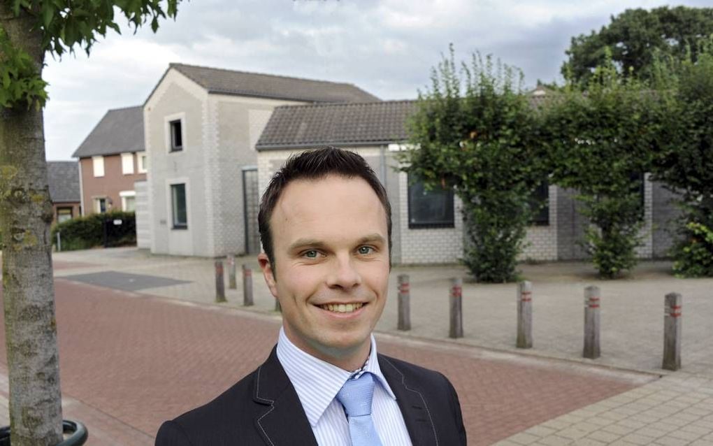 Evangelist Peter van Oerle voor het nieuwe gebouw van de hervormde evangelisatie in het Limburgse Horst. Foto Lé Giesen