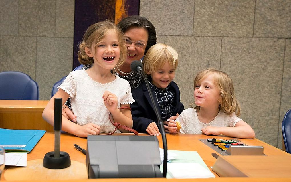 Verbeet bij haar afscheid met haar kleinkinderen. Foto ANP