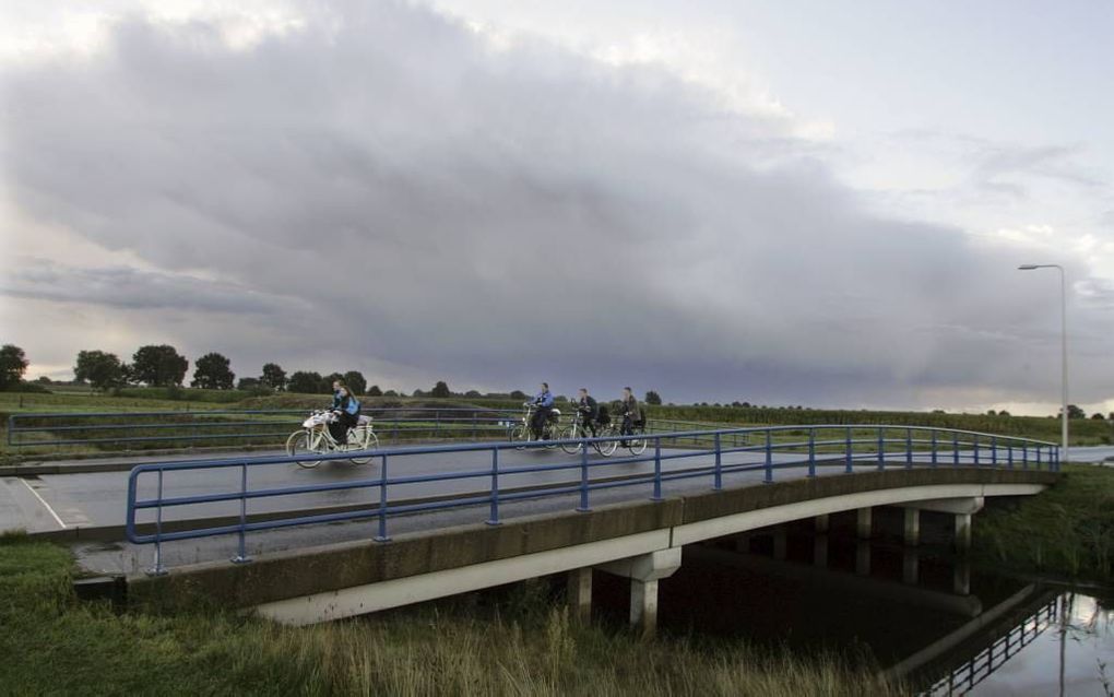 De bolle brug waarop diepladers vastlopen. Foto Eelco Kuiken