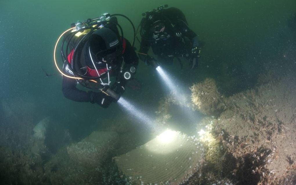 Munitiekisten op het wrak van de HMS Aboukir. De duiker rechts is de achter-achter-kleinzoon van een van de overlevenden van de ramp: Robert Witham. Foto Cor Kuyvenhoven