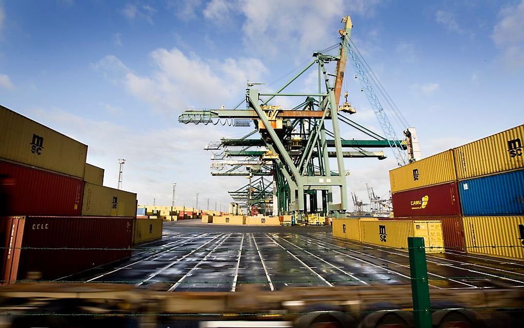 Containeroverslag in de haven van Antwerpen. Foto ANP