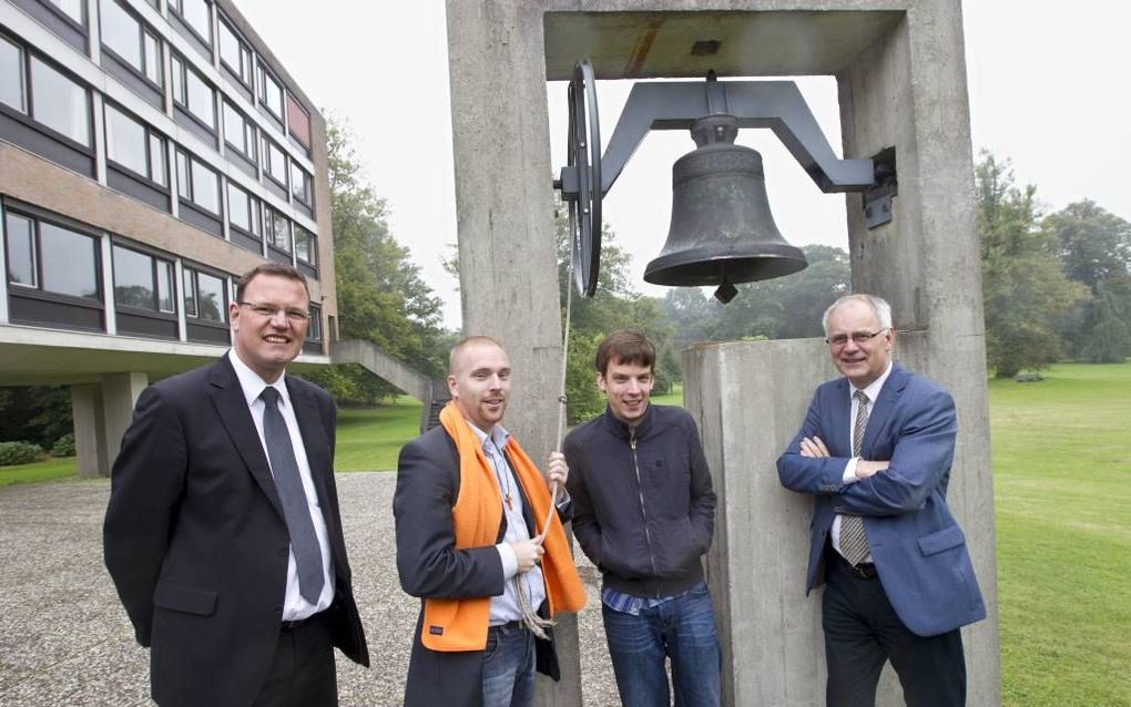 V.l.n.r.: ds. Mensink, ds. F. den Oudsten, Robert Stigter en prof. F. G. Immink in gesprek op Hydepark in Doorn, waar het manifest tot stand kwam. Foto RD, Anton Dommerholt