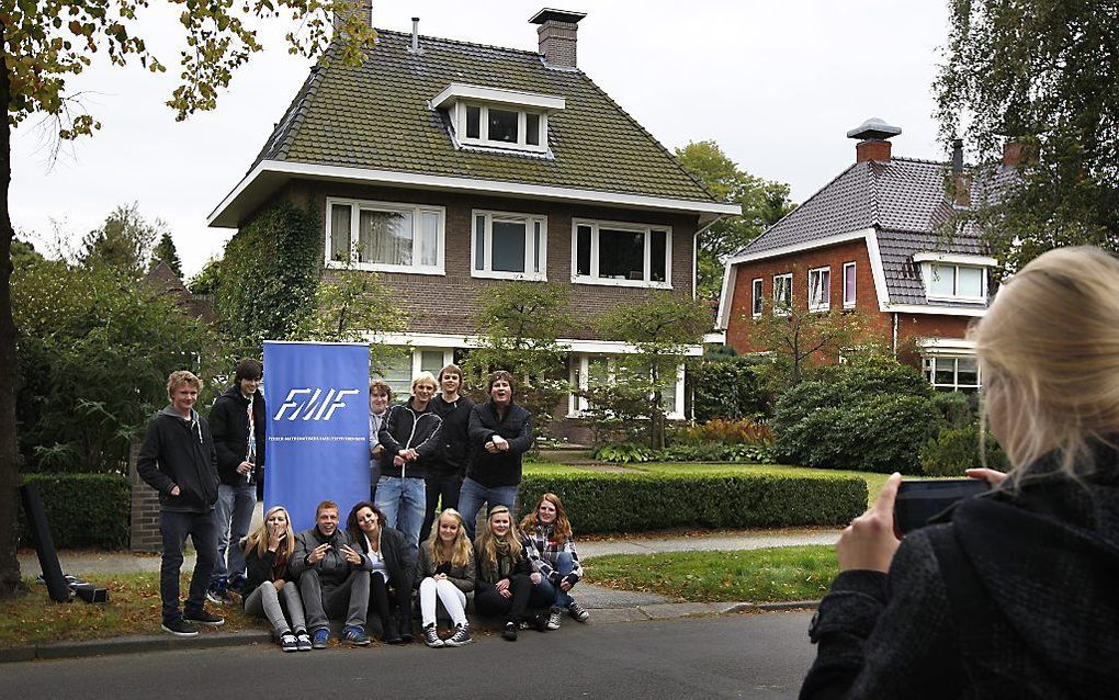 Jongeren gaan op de foto op de Stationsweg in Haren, waar later op de dag het Project X-feest had moeten plaatsvinden. De 15-jarig Merthe had via Facebook haar familie en vrienden uitgenodigd voor een feestje, maar was vergeten aan te geven dat het om een