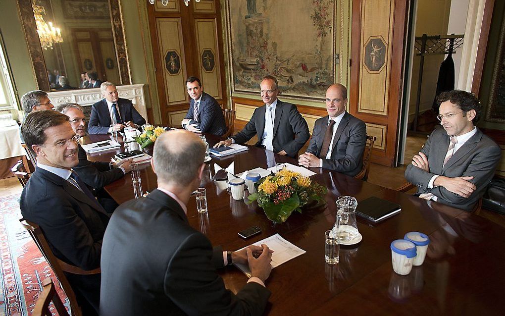 De eerste onderhandelingsronde tussen VVD en PvdA in de Stadhouderskamer in de Tweede Kamer. Foto ANP