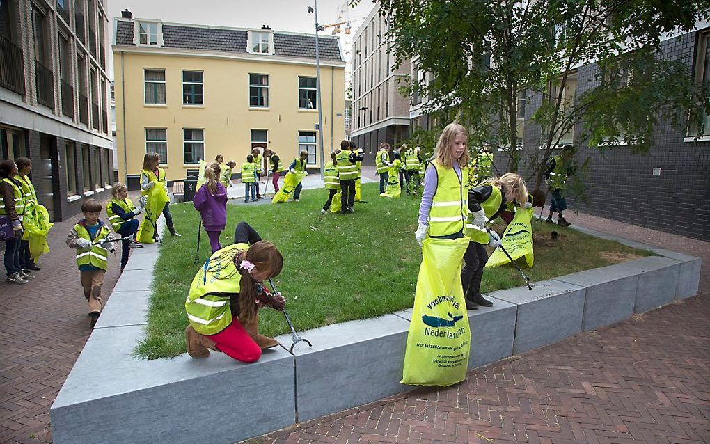 In Nijmegen zijn op Keep it Clean Day tientallen basisschoolkinderen in gezet als ZAP’ers – ZwerfAfvalPakker. Aan het eind van de dag kregen ze een diploma uitreikt van een gemeenteraadslid. Foto Gerard Verschooten