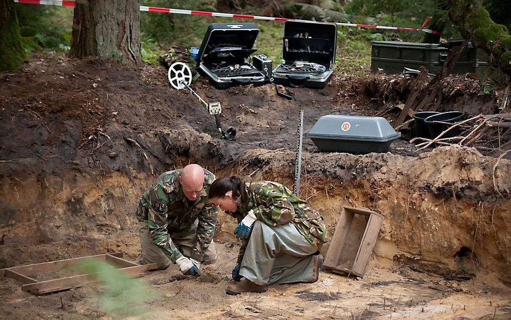 Leden van de Bergings- en Identificatiedienst van de Koninklijke Landmacht op de begraafplaats bij Kamp Westerbork. Foto Herinneringscentrum Kamp Westerbork