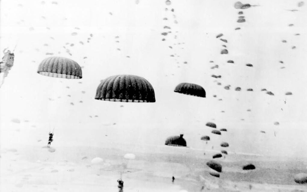 Op de Ginkelse Heide bij Ede wordt vandaag herdacht dat op 18 september 1944 bijna 2000 parachutisten landden. De dropping was onderdeel van operatie Market Garden, die uitliep op een nederlaag voor de geallieerde troepen. Foto Wikimedia