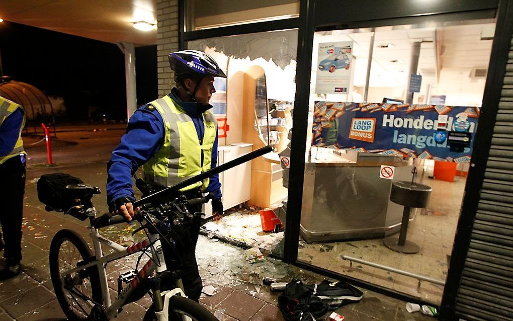 Geplunderde winkel in Haren. Foto ANP