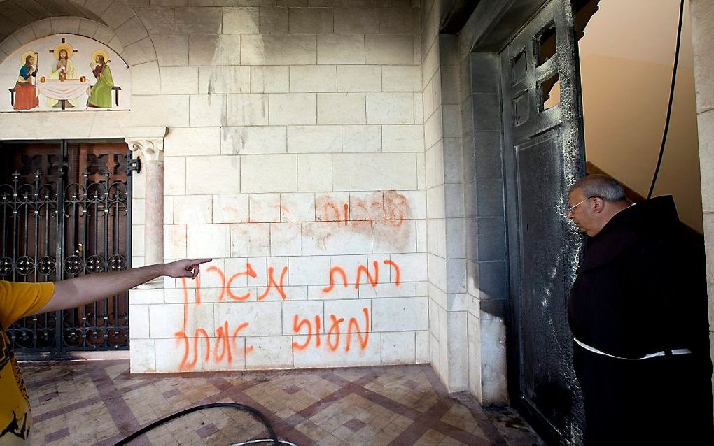 De anti-christelijke grafitti op een klooster in Latrun, even buiten Jeruzalem. ,,Jezus was een aap”, staat er. Foto EPA