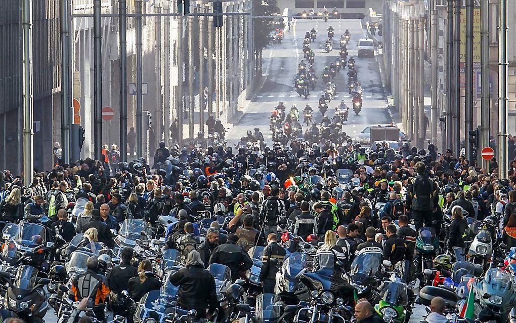 Duizenden motorrijders betogen in Brussel tegen APK.  Foto EPA