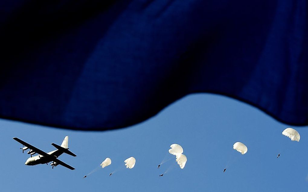 Zo'n duizend parachutisten uit Nederland, België, Engeland, Canada, Duitsland en Amerika springen boven de Ginkelse Heide met een parachute uit een vliegtuig.  Foto ANP