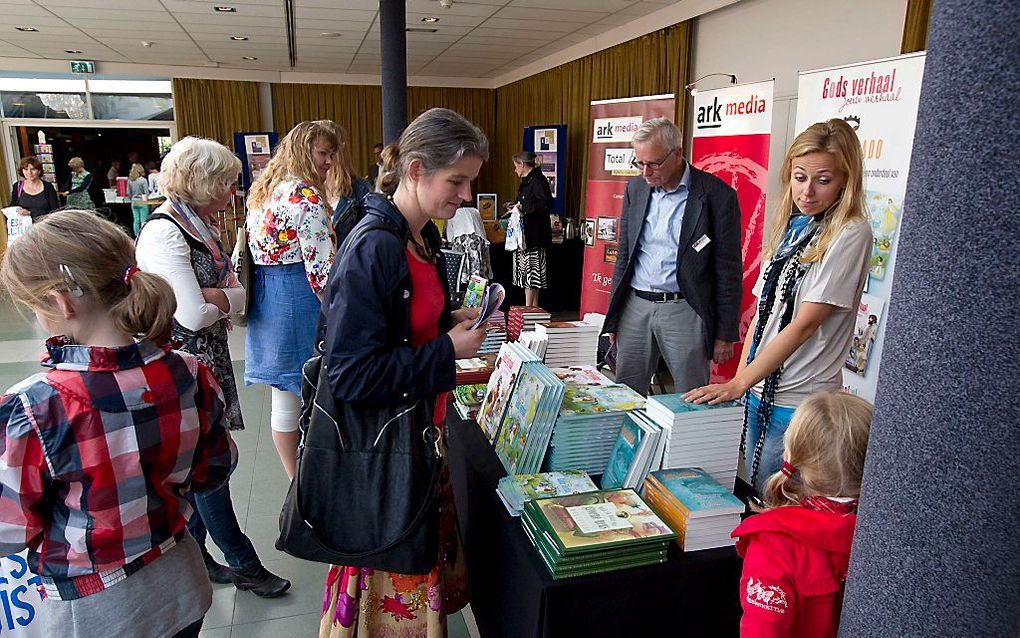 Snuffelen op de Lees- en Luisterbeurs in Ede. Foto RD, Anton Dommerholt