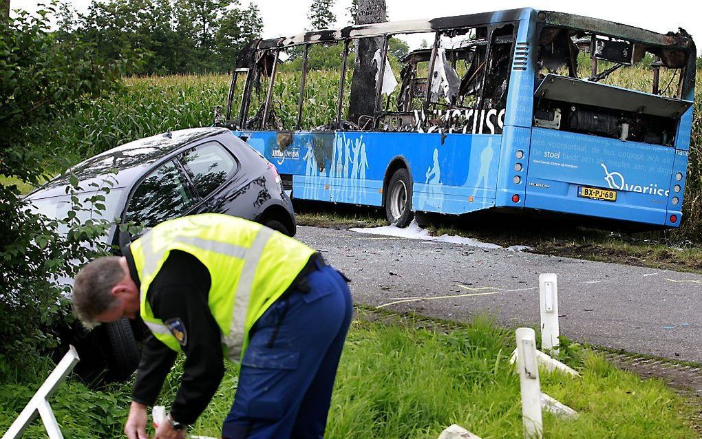 De uitgebrande bus bij Rouveen.  Foto ANP