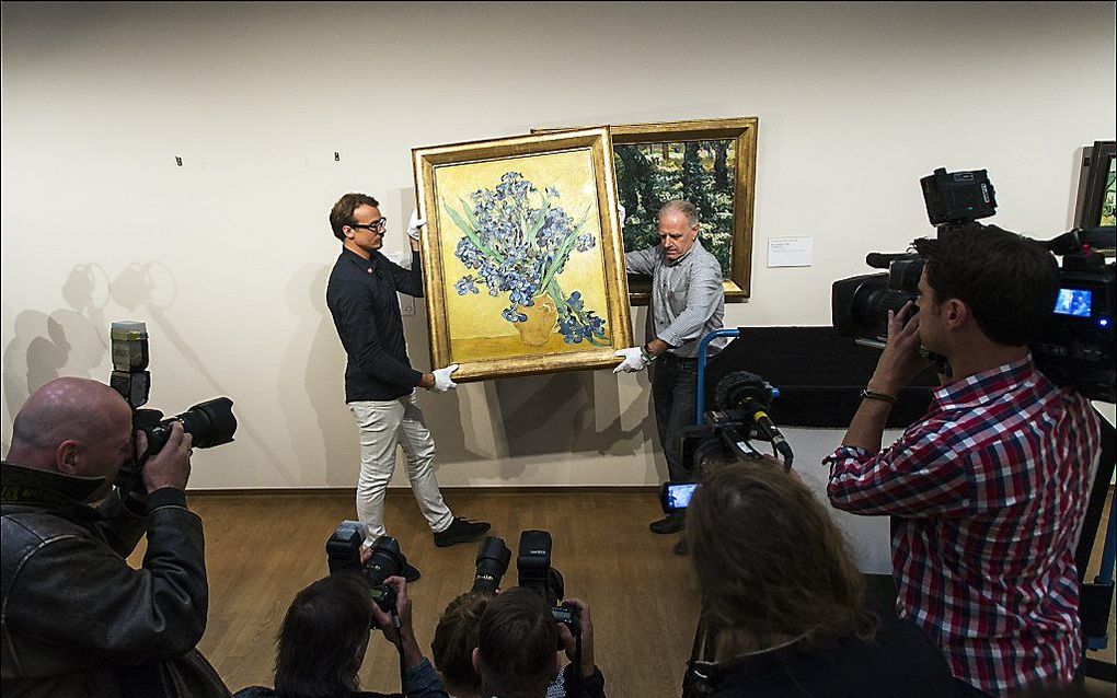 Medewerkers van het Van Gogh Museum tillen Vaas Met Irissen van Van Gogh van zijn plaats. Foto ANP